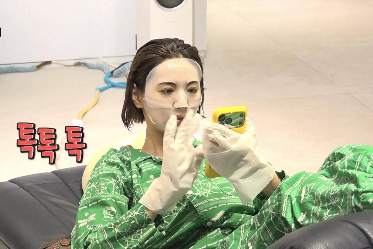 Nana dalam reality show Omniscient Interfering View 