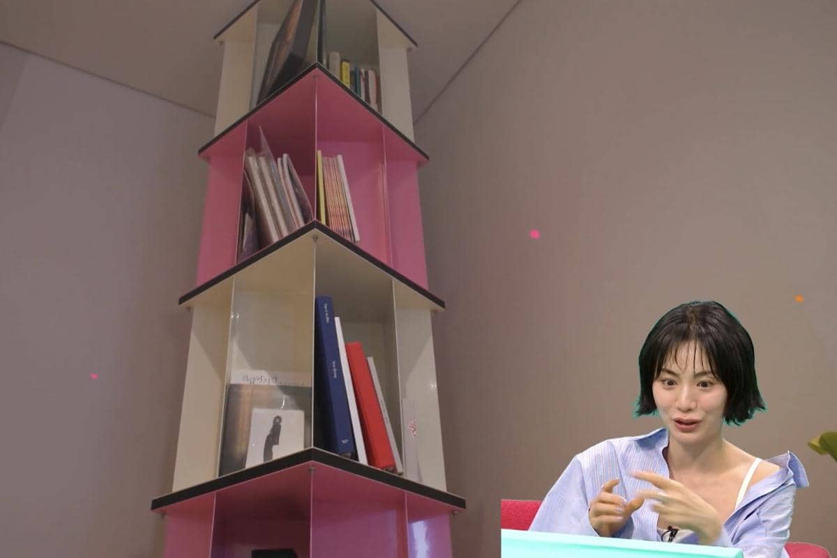 Nana dalam reality show Omniscient Interfering View