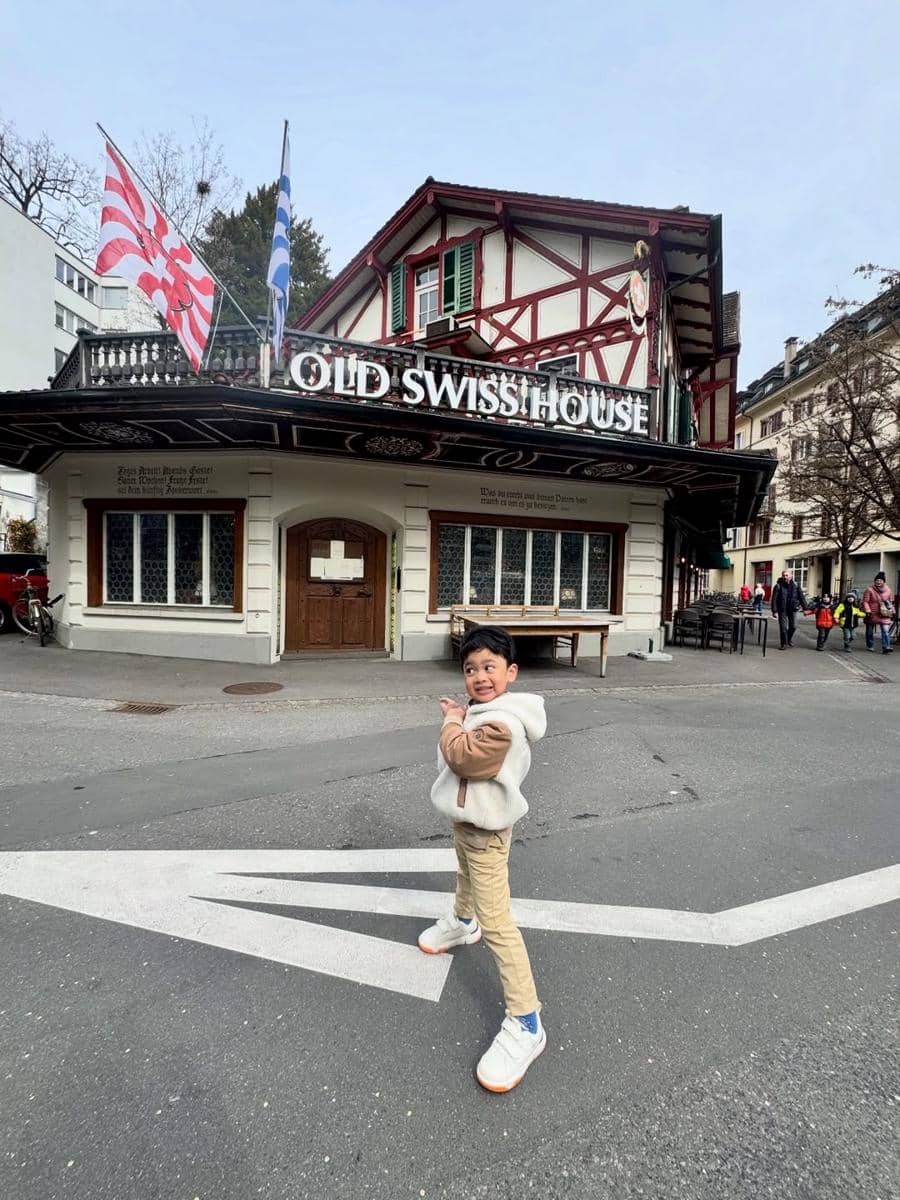 Gilang Dirga dan keluarga liburan