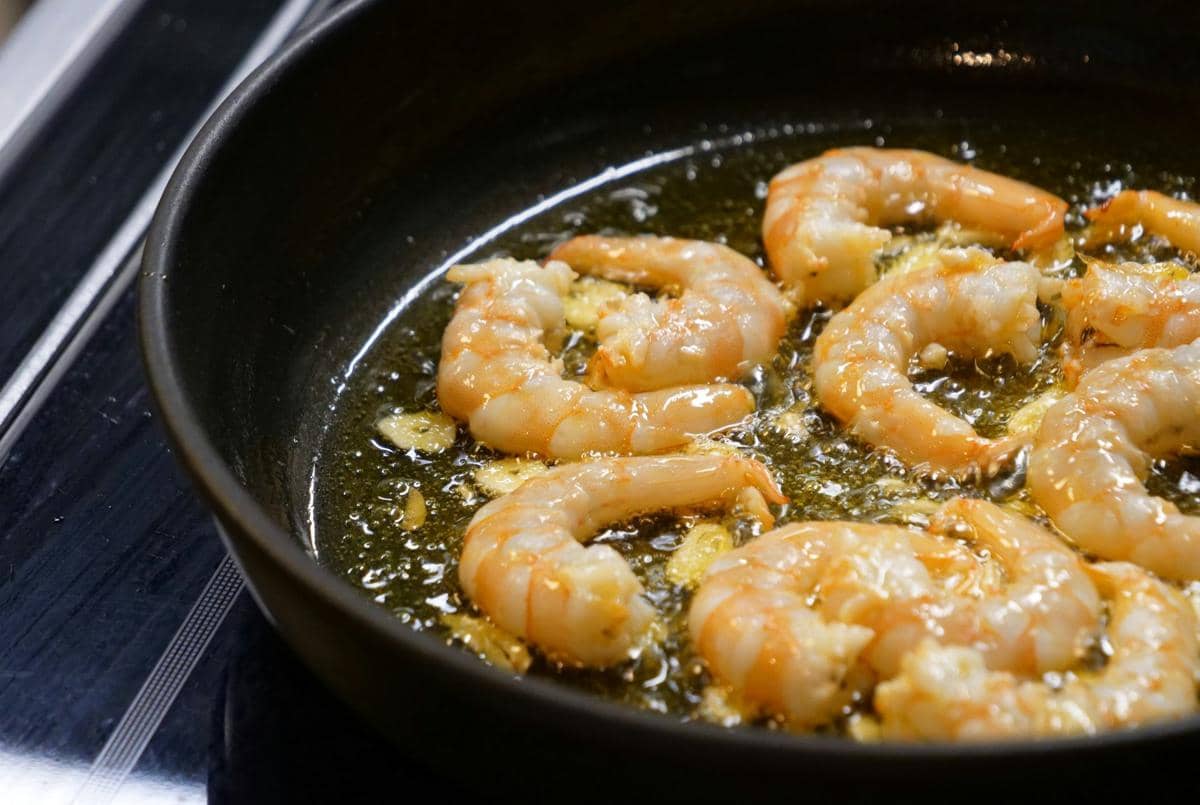 ilustrasi menumis udang di dalam wajan