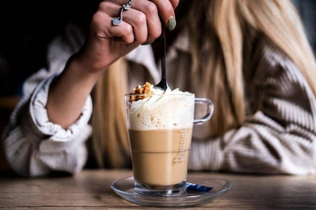 ilustrasi menikmati segelas milkshake 