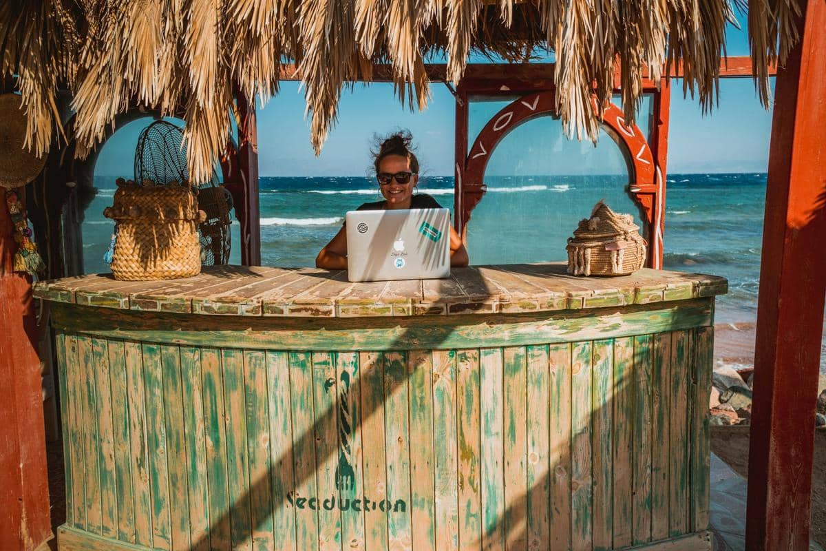 ilustrasi digital nomad