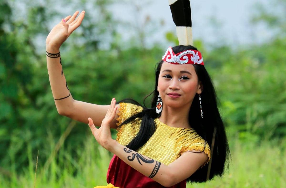 ilustrasi perempuan Suku Dayak