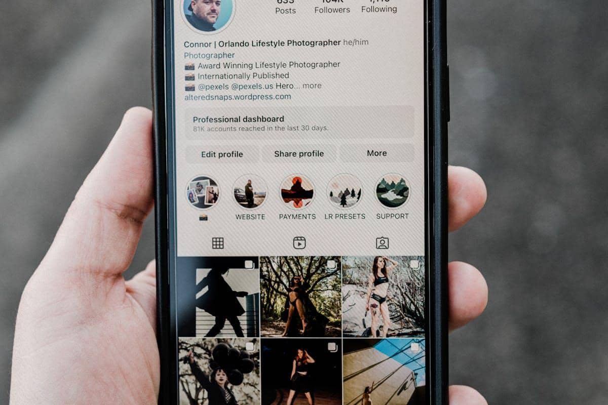 ilustrasi etika posting foto teman di sosmed