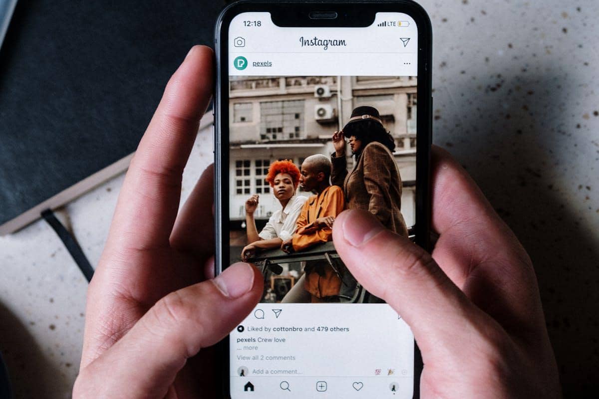 ilustrasi etika posting foto teman di sosmed