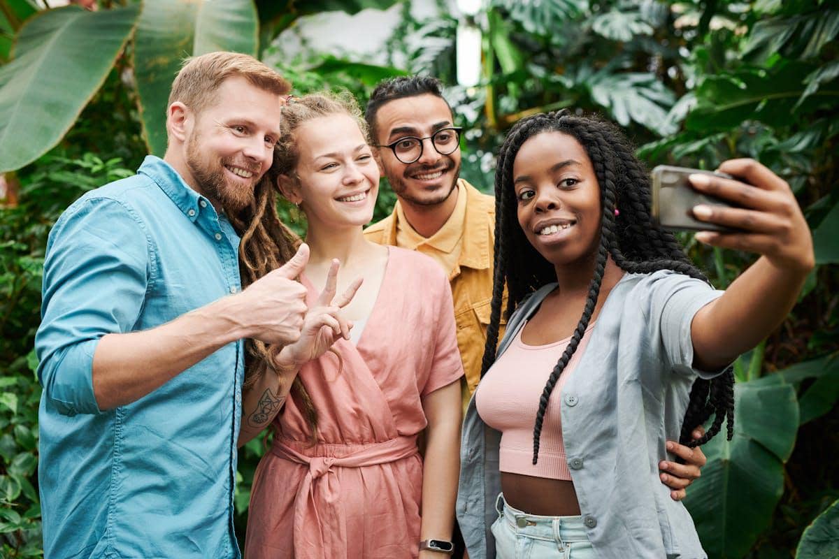 5 Etika Posting Foto Teman di Sosmed, Biar Gak Jadi Red Flag!