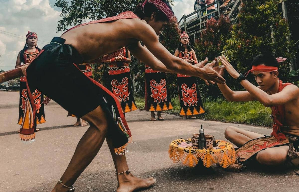 ilustrasi atraksi budaya Dayak