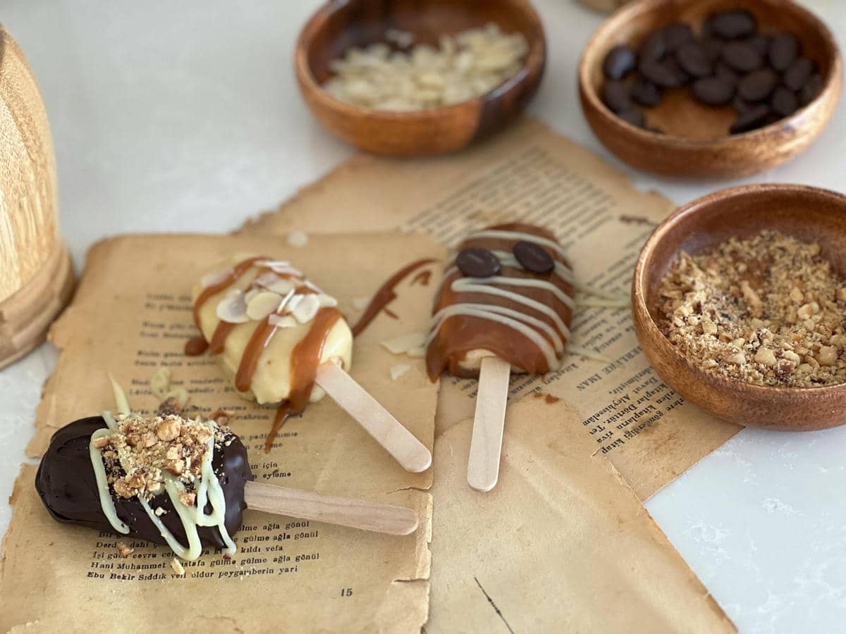 ilustrasi pisang beku berlapis coklat