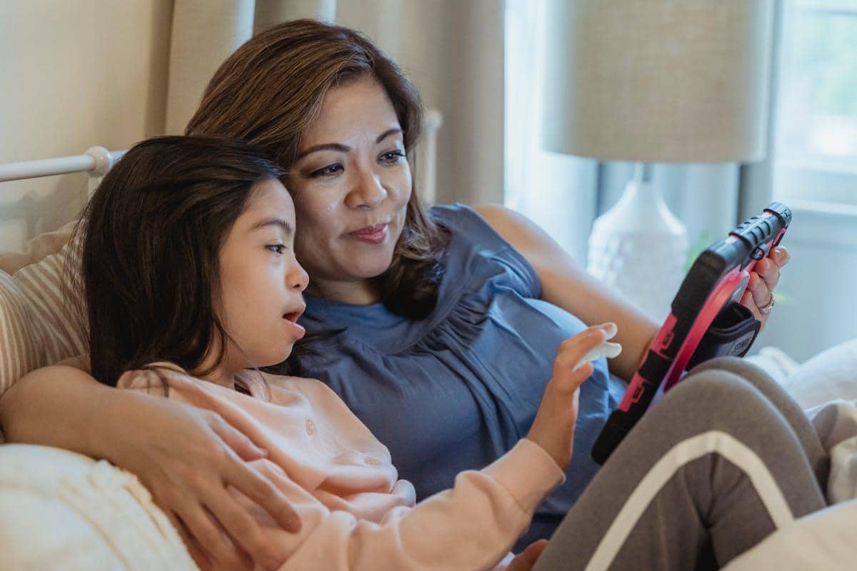 ilustrasi anak meniru ucapan suara atau bunyi 