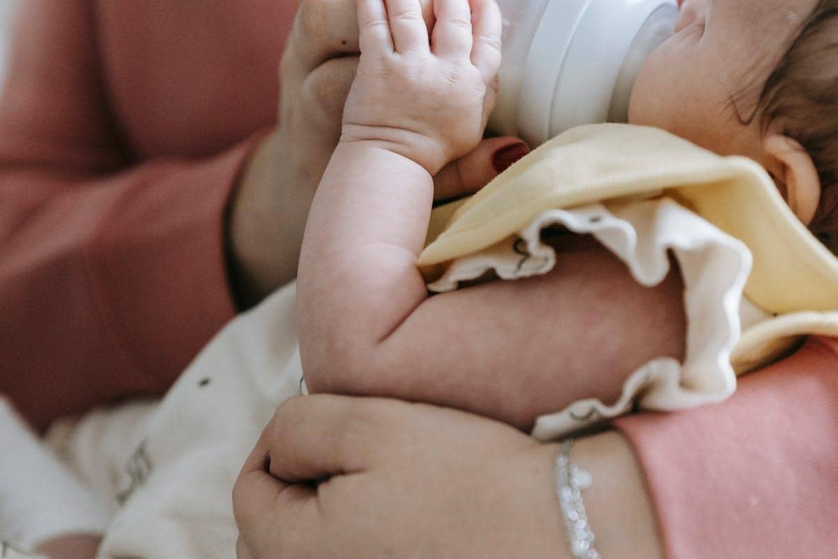 Ilustrasi bayi menyusui