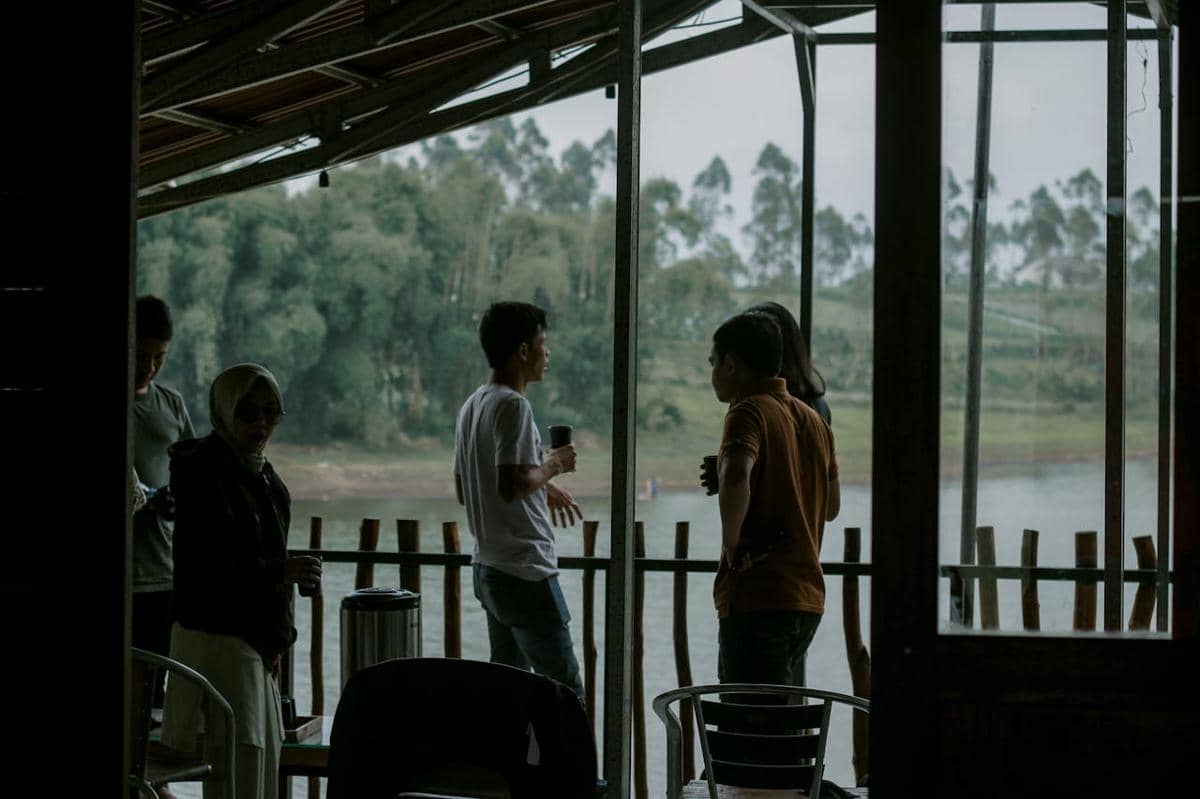 Ilustrasi ngopi sambil menikmati pemandangan alam