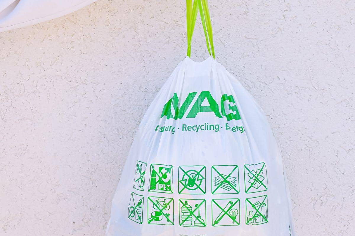 ilustrasi membawa plastik sampah sendiri