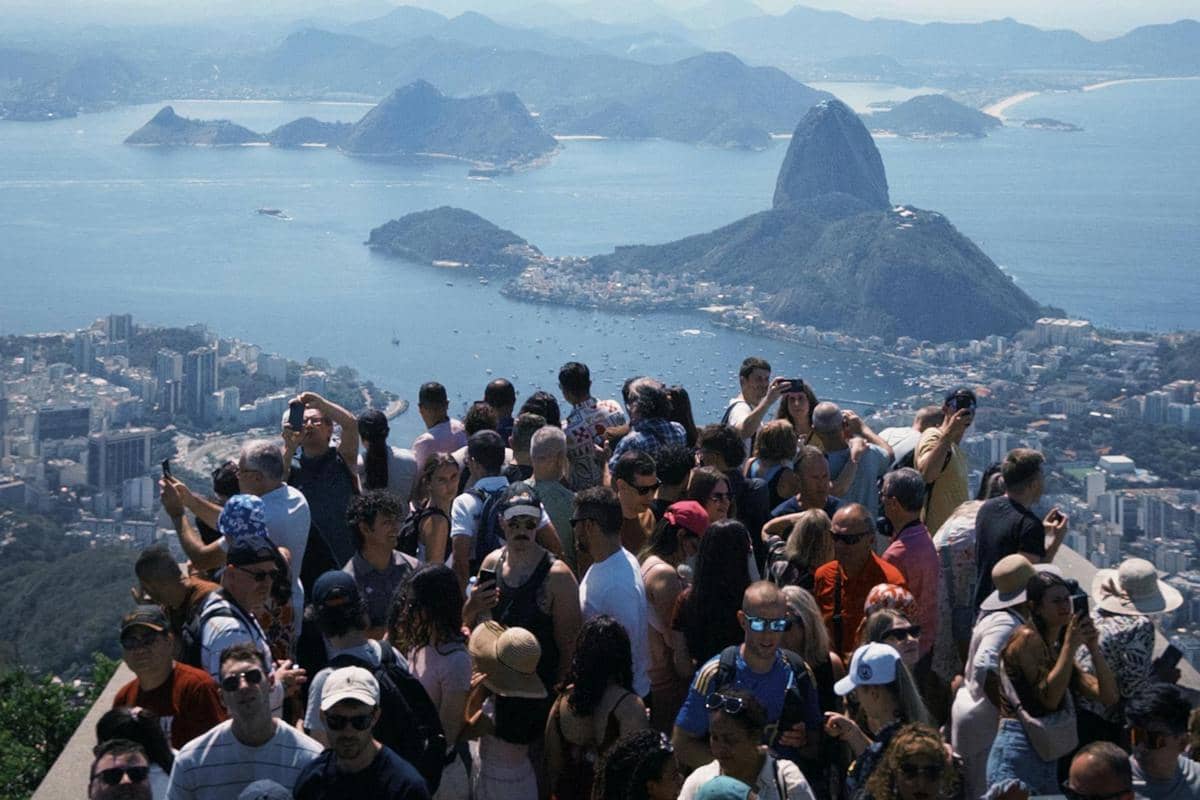 5 Cara Menghindari Overtourism saat Liburan ke Destinasi Populer