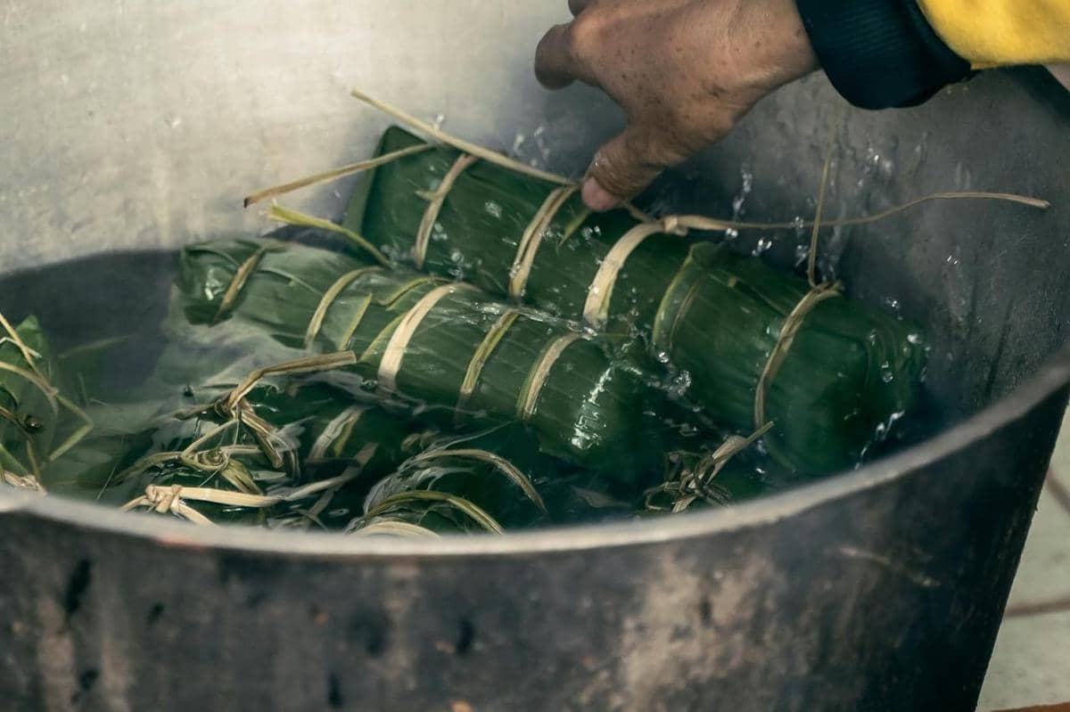 ilustrasi menyusun lontong sebelum dimasak