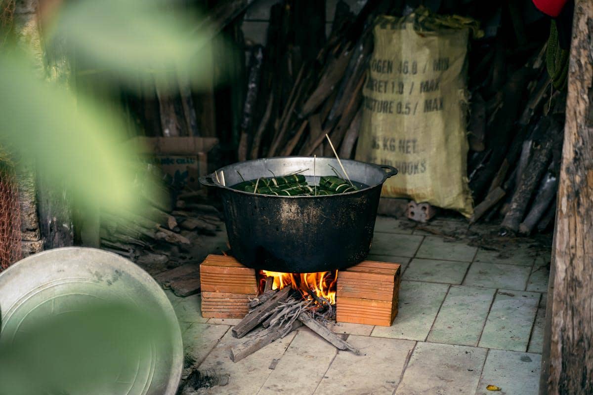 ilustrasi memasak lontong