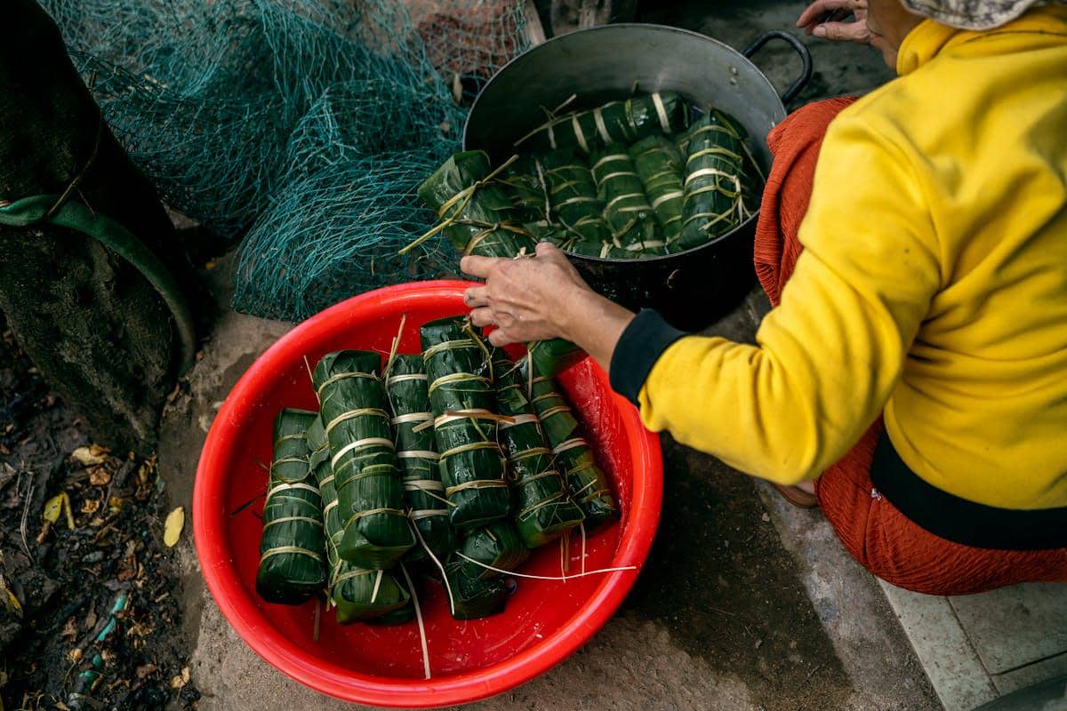 ilustrasi memasak lontong