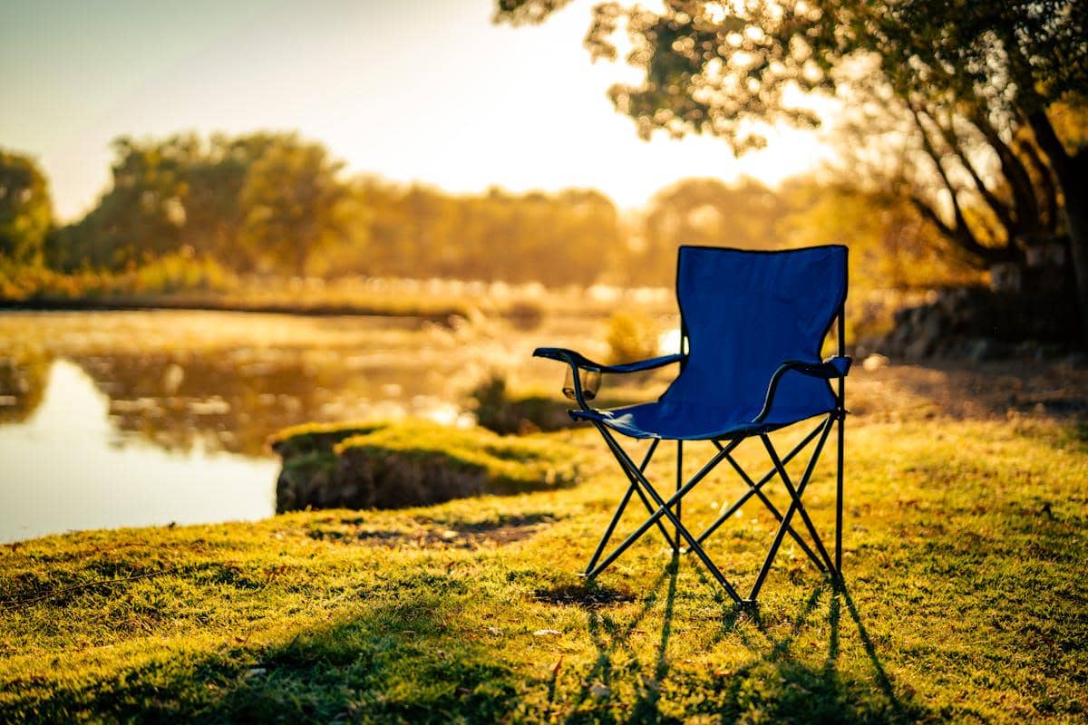 ilustrasi kursi lipat portabel