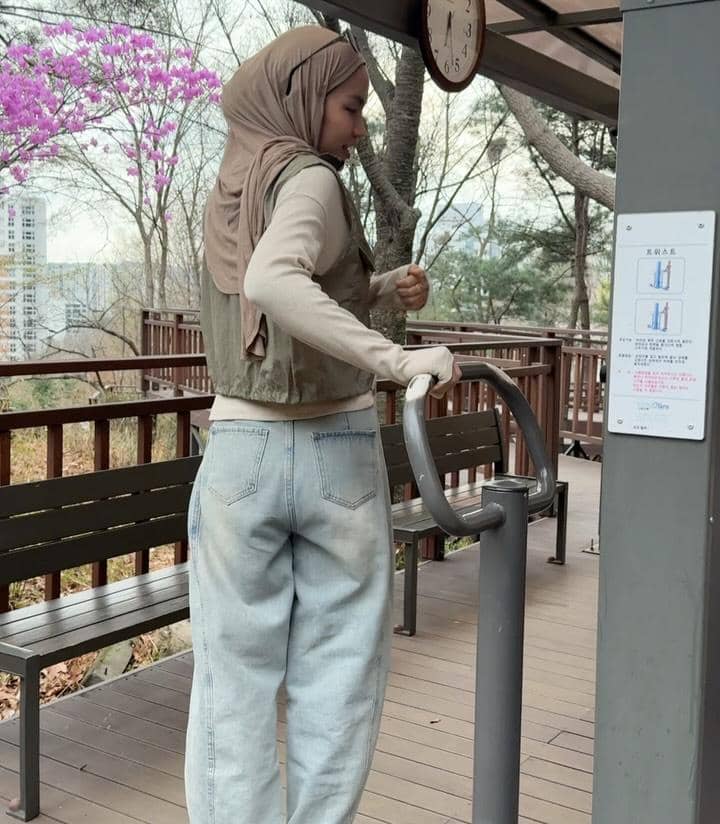 Xaviera Putri hiking di Sagajeong Park, Seoul