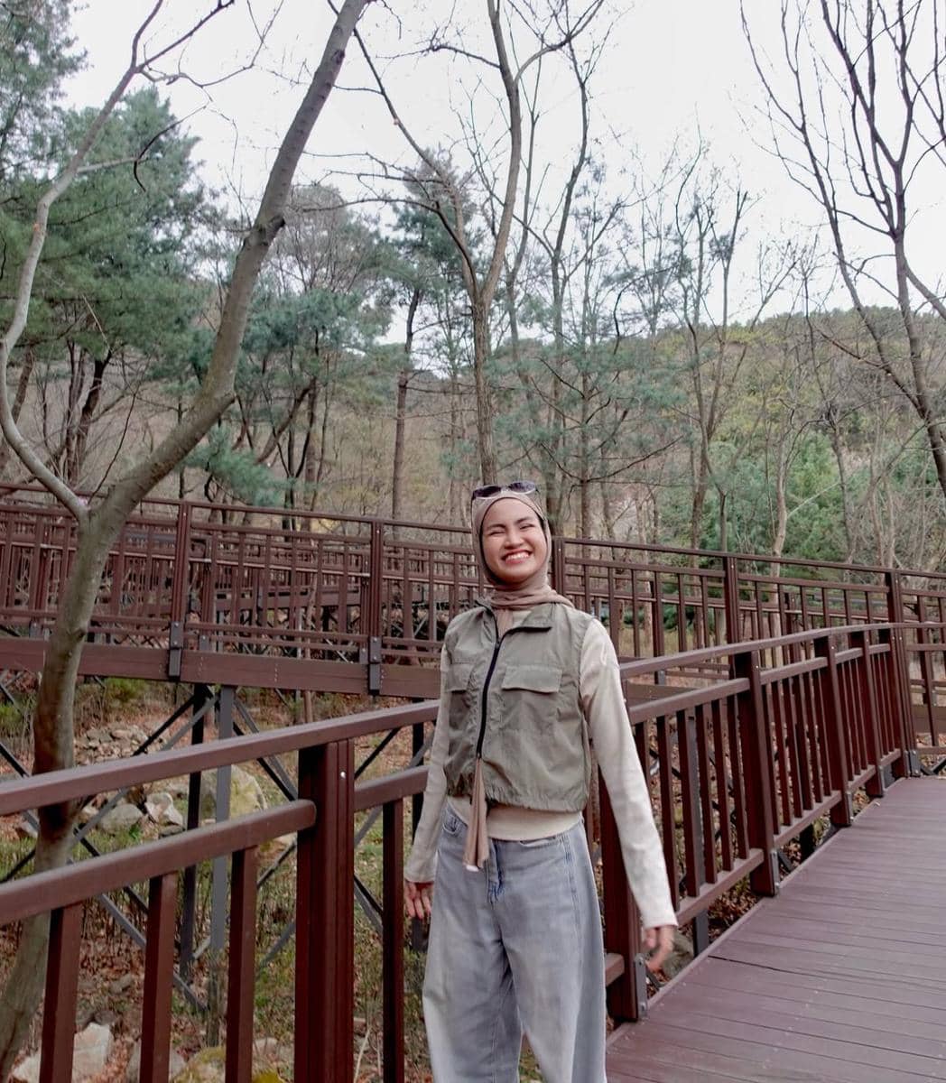 Xaviera Putri hiking di Sagajeong Park, Seoul
