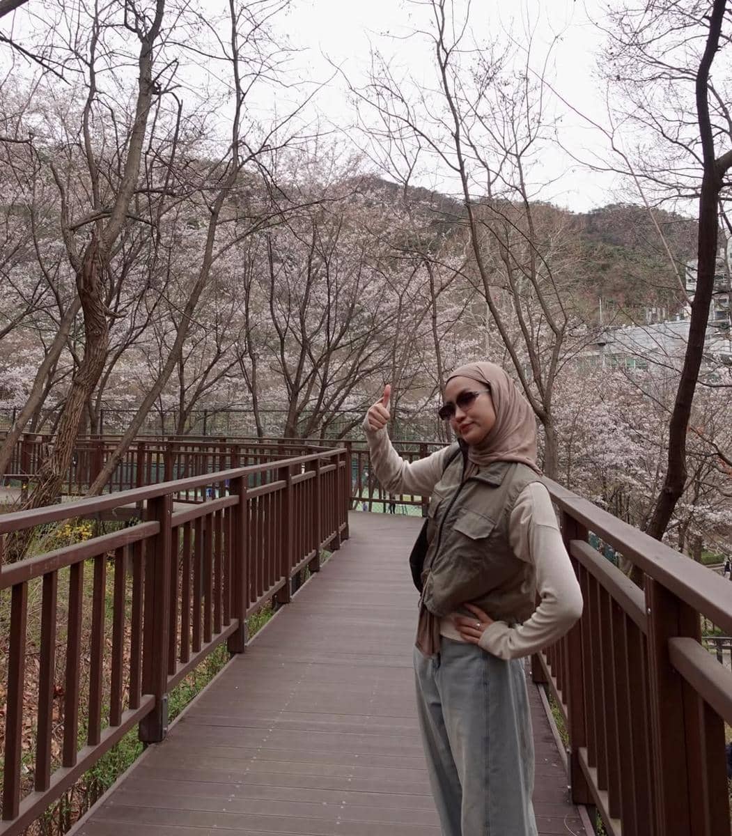 Xaviera Putri hiking di Sagajeong Park, Seoul