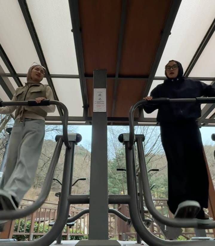 Xaviera Putri hiking di Sagajeong Park, Seoul