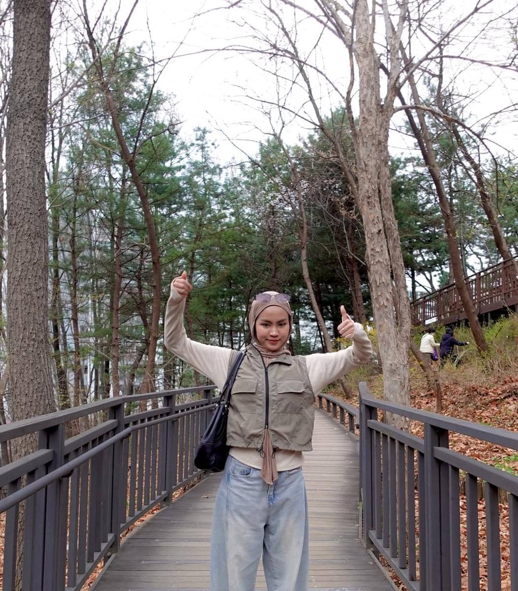 Xaviera Putri hiking di Sagajeong Park, Seoul
