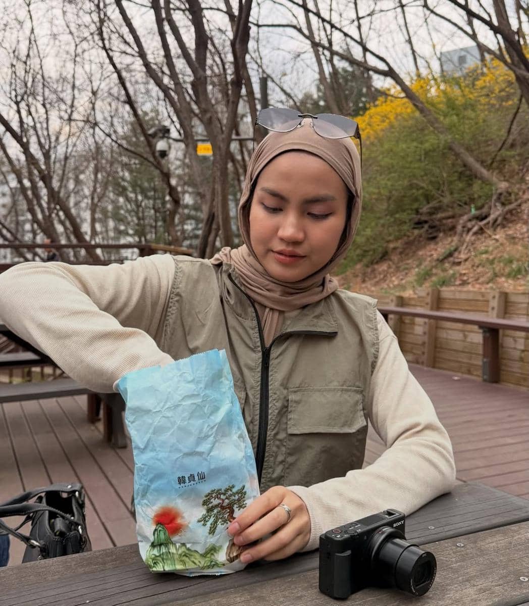 Xaviera Putri hiking di Sagajeong Park, Seoul