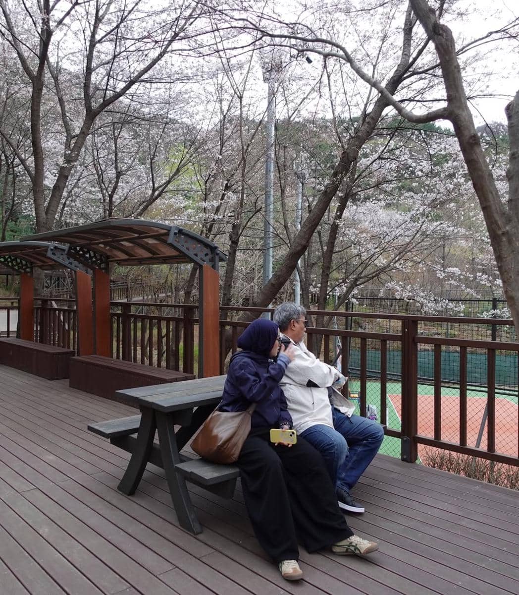 Xaviera Putri hiking di Sagajeong Park, Seoul