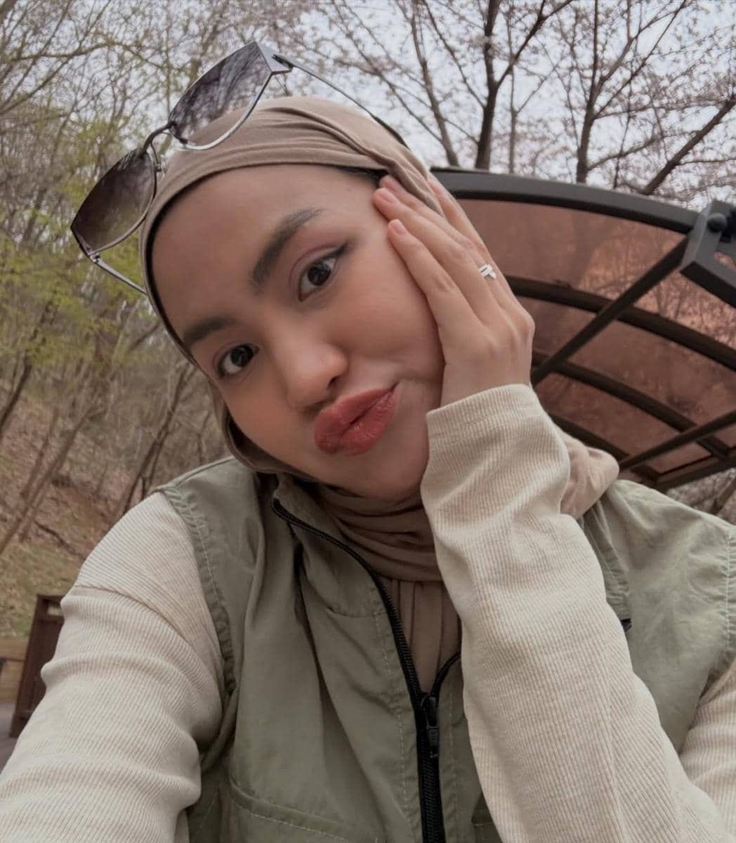 Xaviera Putri hiking di Sagajeong Park, Seoul