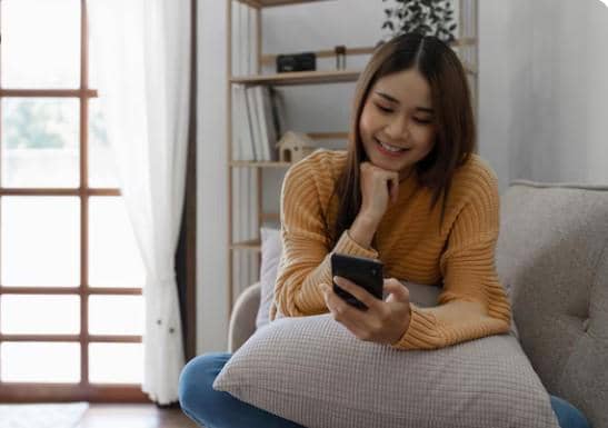 ilustrasi melihat sosial media