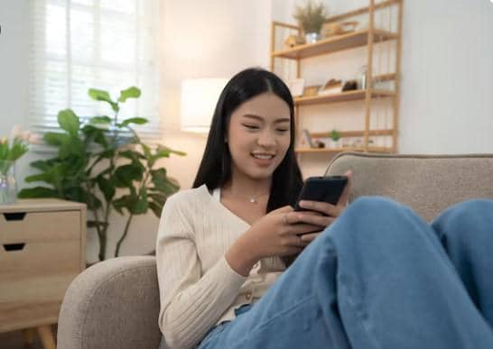 ilustrasi melihat konten di sosial media