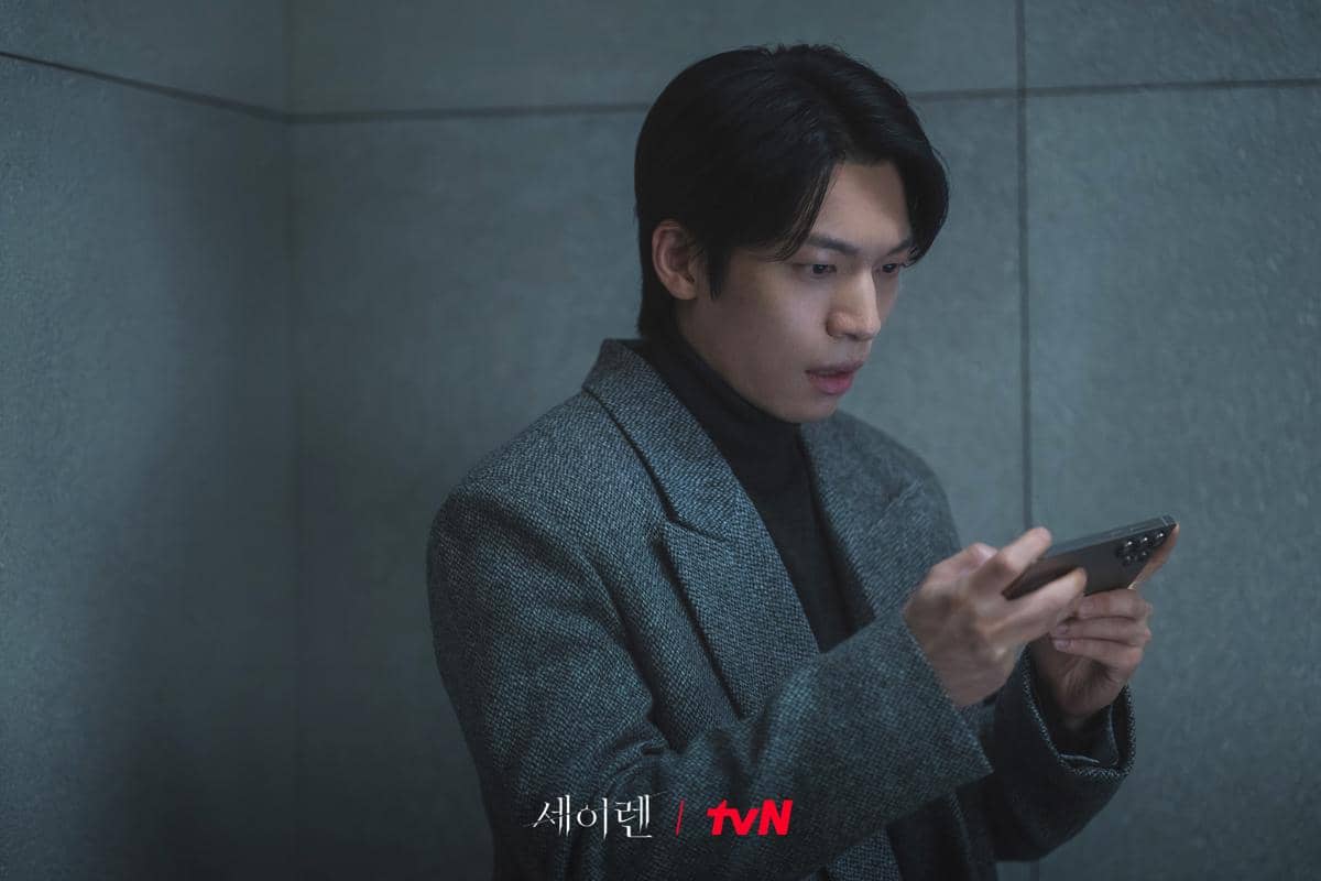 Still cut Siren's Kiss