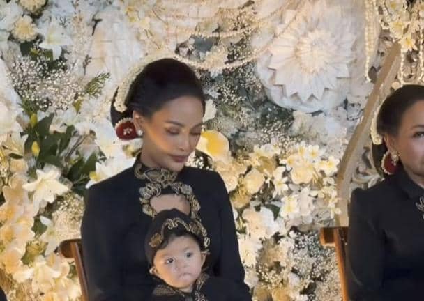 7 Dekorasi Tedak Siten Andrew Anak Erika Carlina, Adat Jawa Serba Putih