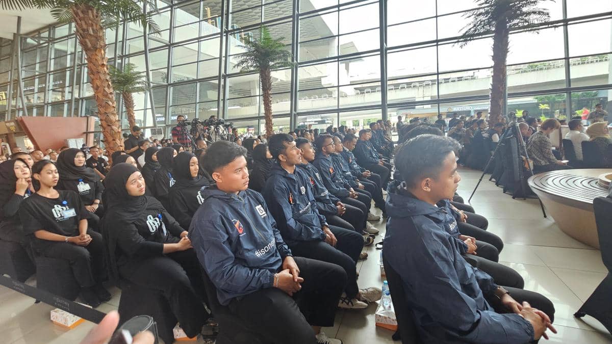 Menteri Pemberdayaan Masyarakat, Muhaimin Iskandar melepas 200 PMI lulusan SMK ke Jepang