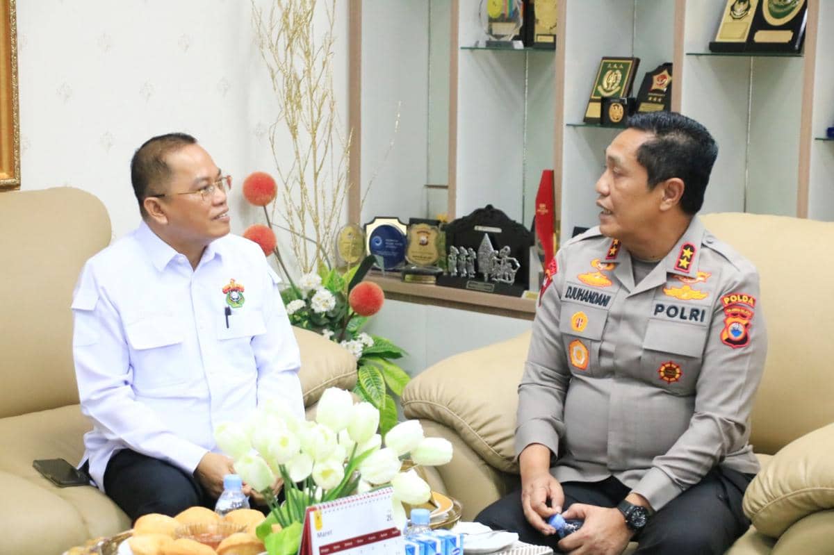 Dekan Fakultas Hukum Unhas, Prof. Hamzah Halim (kiri) dan Kapolda Sulsel Kombes Djuhandhani Rahardjo Puro. (Dok. Unhas)