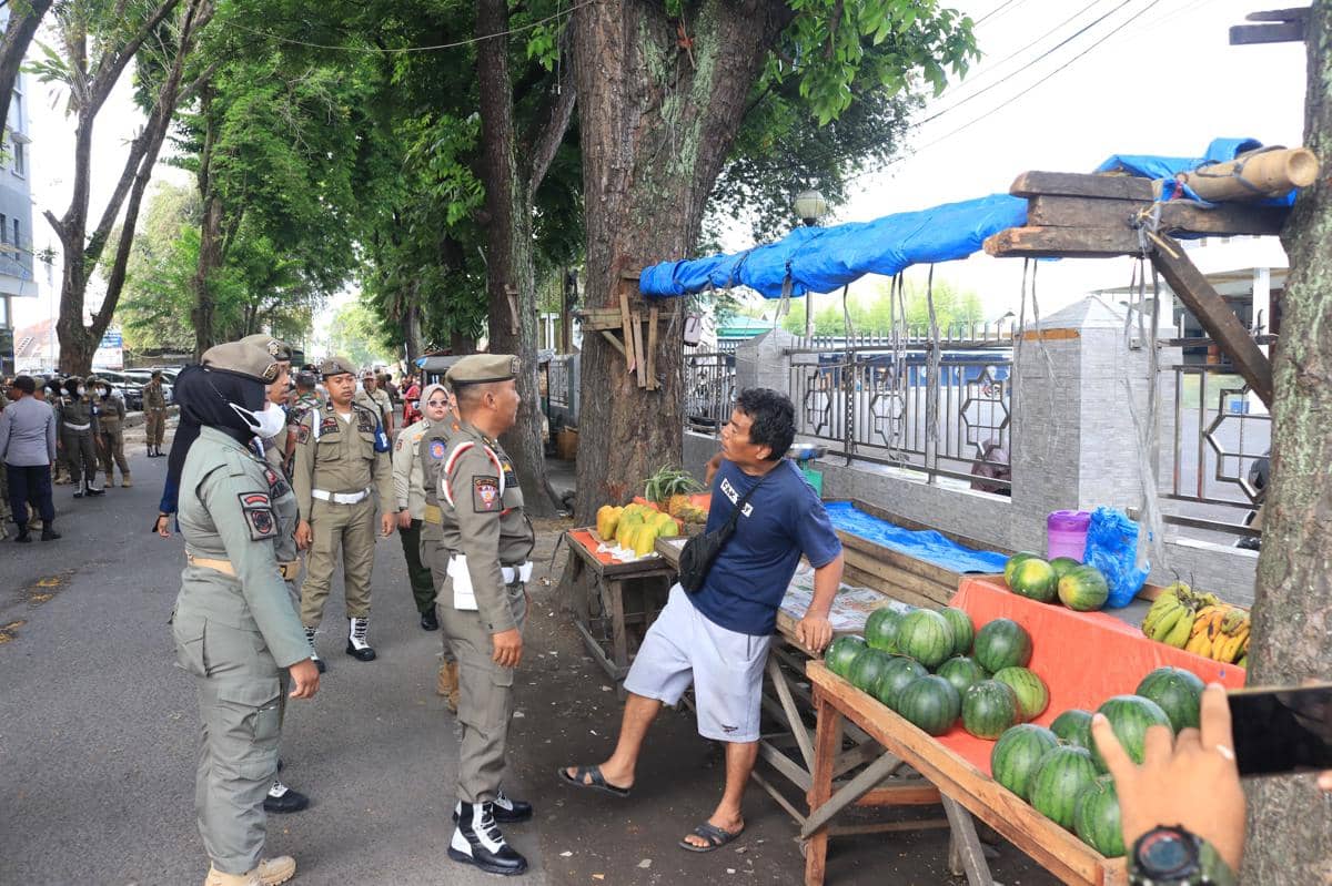 Satpol PP Tertibkan Pedagang di Sekitar Masjid Agung Binjai 