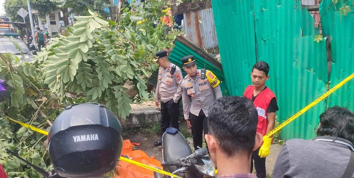 Evakuasi korban pohon tumbang di Jalan Kapten A Rivai Palembang