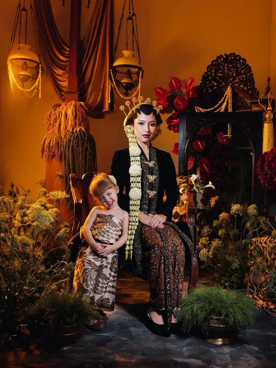 Inspirasi Foto Ibu-Anak dalam Adat Jawa ala Jennifer Coppen (instagram.com/jennifercoppenreal20)