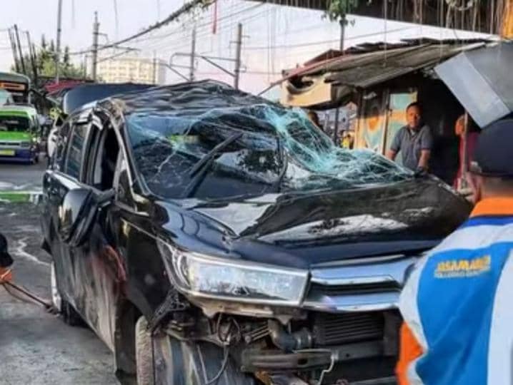 Tersangkut, Mobil Innova Ringsek Dihantam KRL di Bogor 