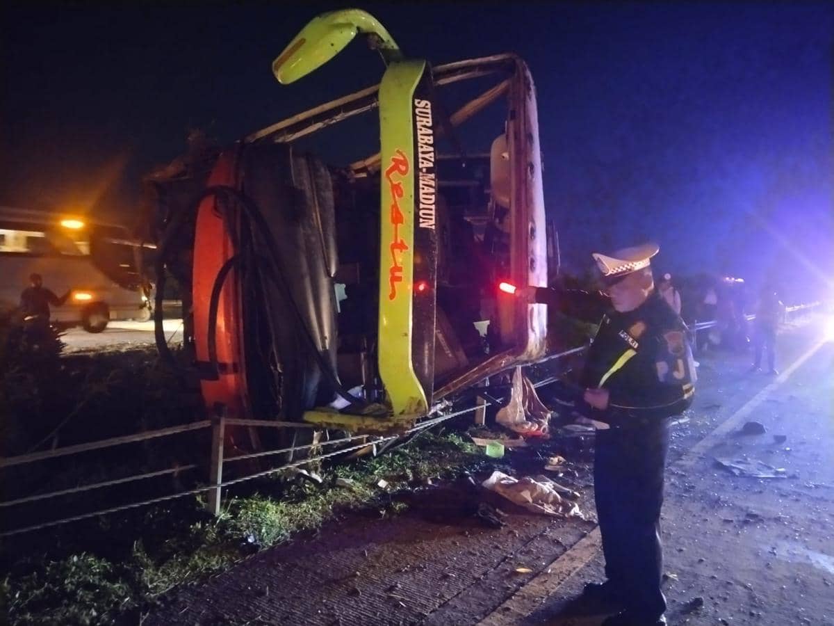 Bus Restu Terguling Usai Pecah Ban di Tol Jombang, 1 Tewas