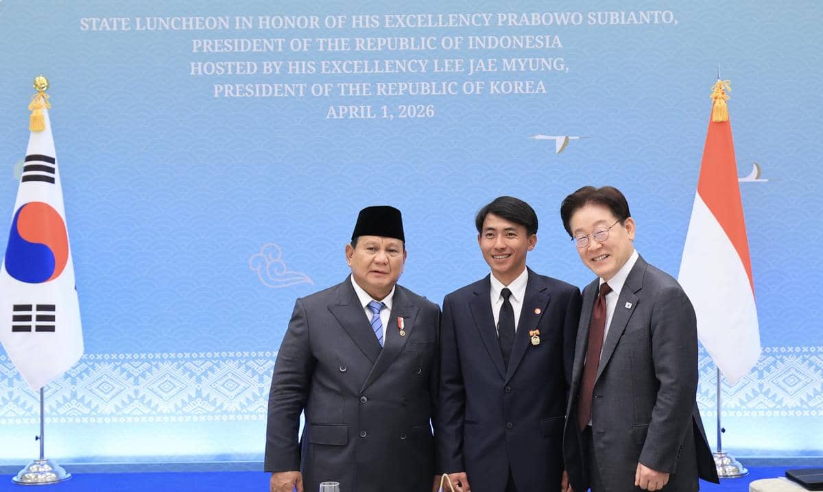 Presiden Prabowo Subianto bertemu seorang pekerja migran Indonesia (PMI) asal Indramayu, Sugianto di Korea Selatan (dok. TIm Media Presiden)