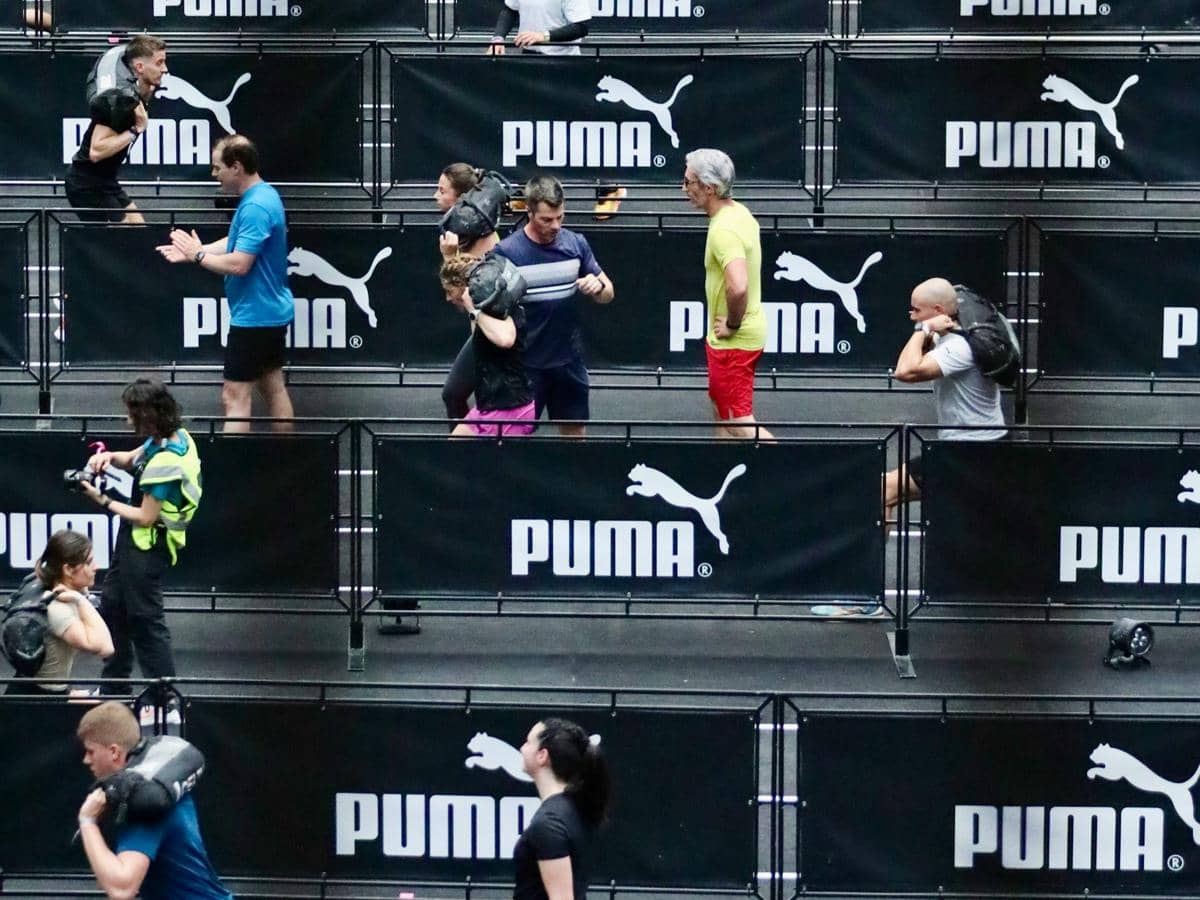 Sandbag lunges dalam HYROX.