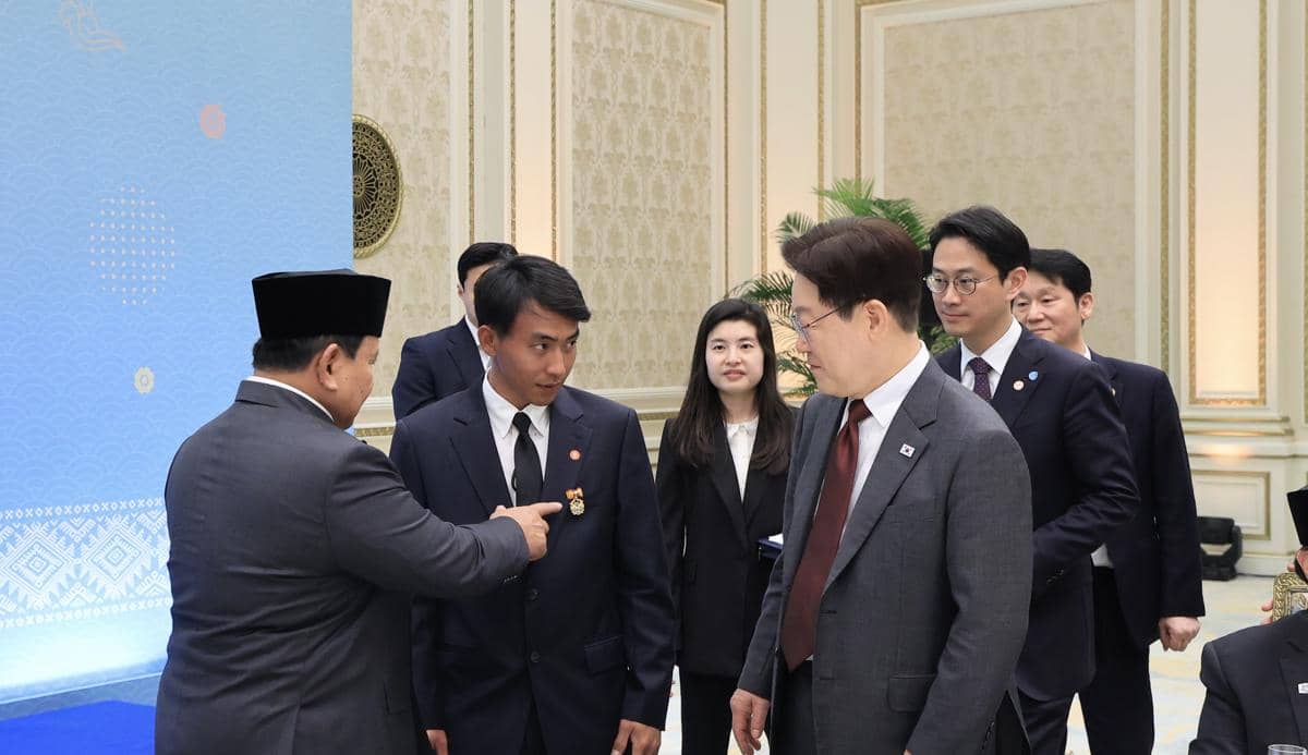 Presiden Prabowo Subianto bertemu seorang pekerja migran Indonesia (PMI) asal Indramayu, Sugianto di Korea Selatan (dok. TIm Media Presiden)