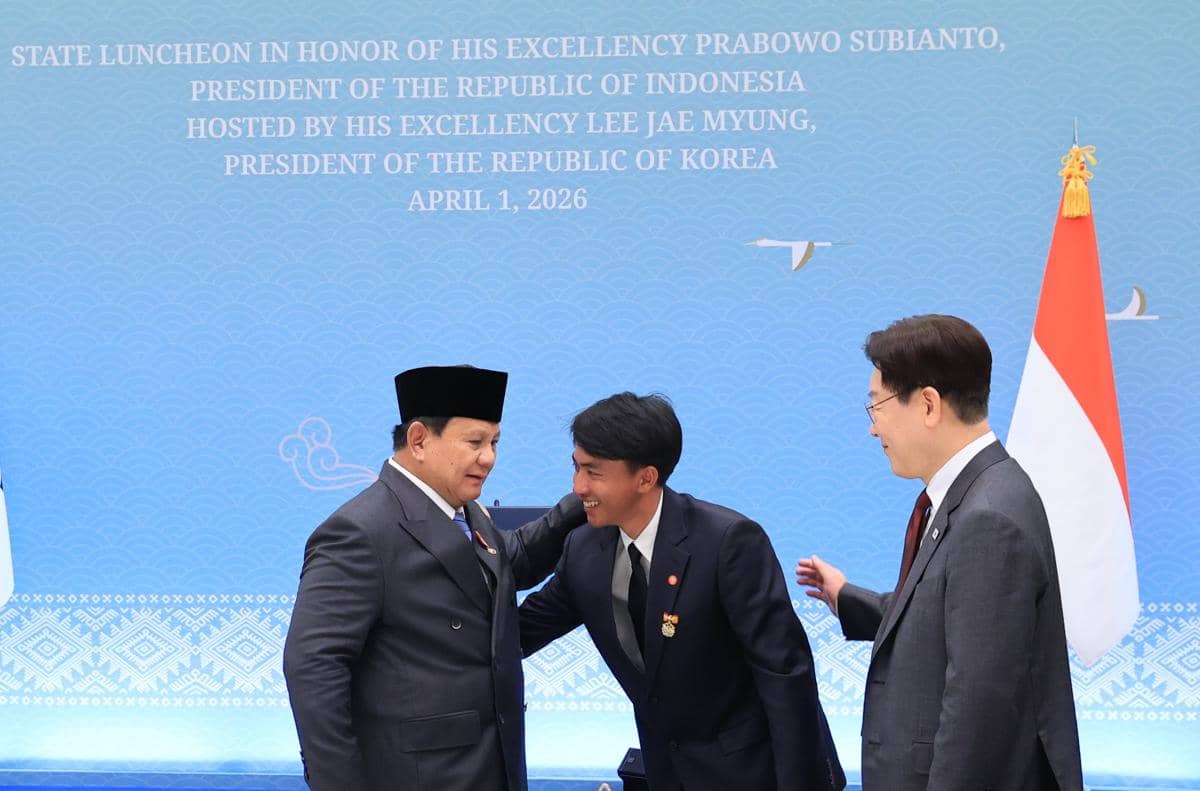 Kala Prabowo Rapikan Dasi Pekerja Migran Penyelamat 7 Lansia di Korea Selatan