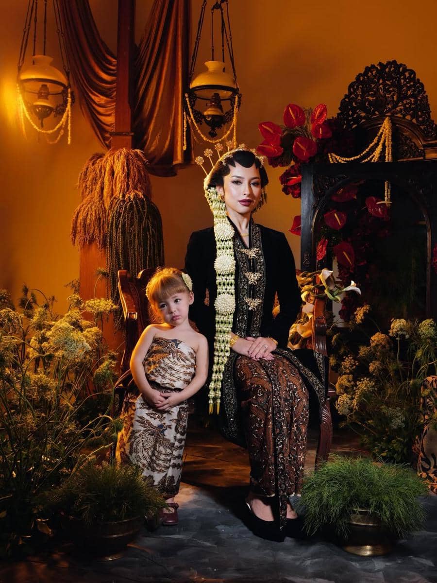 Inspirasi Foto Ibu-Anak dalam Adat Jawa ala Jennifer Coppen (instagram.com/jennifercoppenreal20)