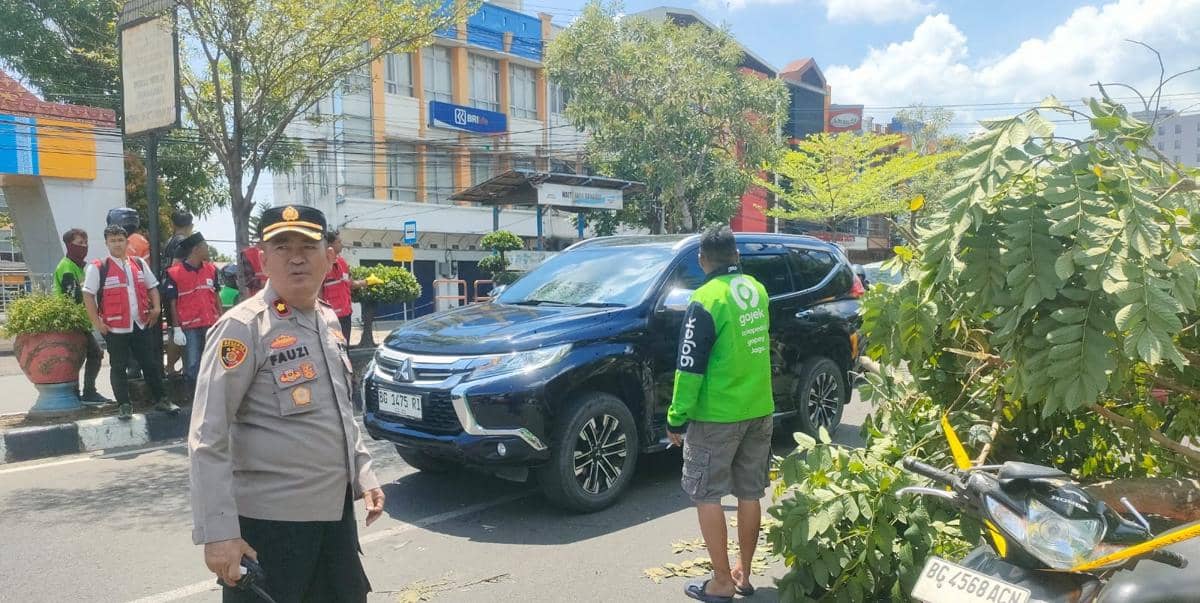 Evakuasi korban pohon tumbang di Jalan Kapten A Rivai Palembang