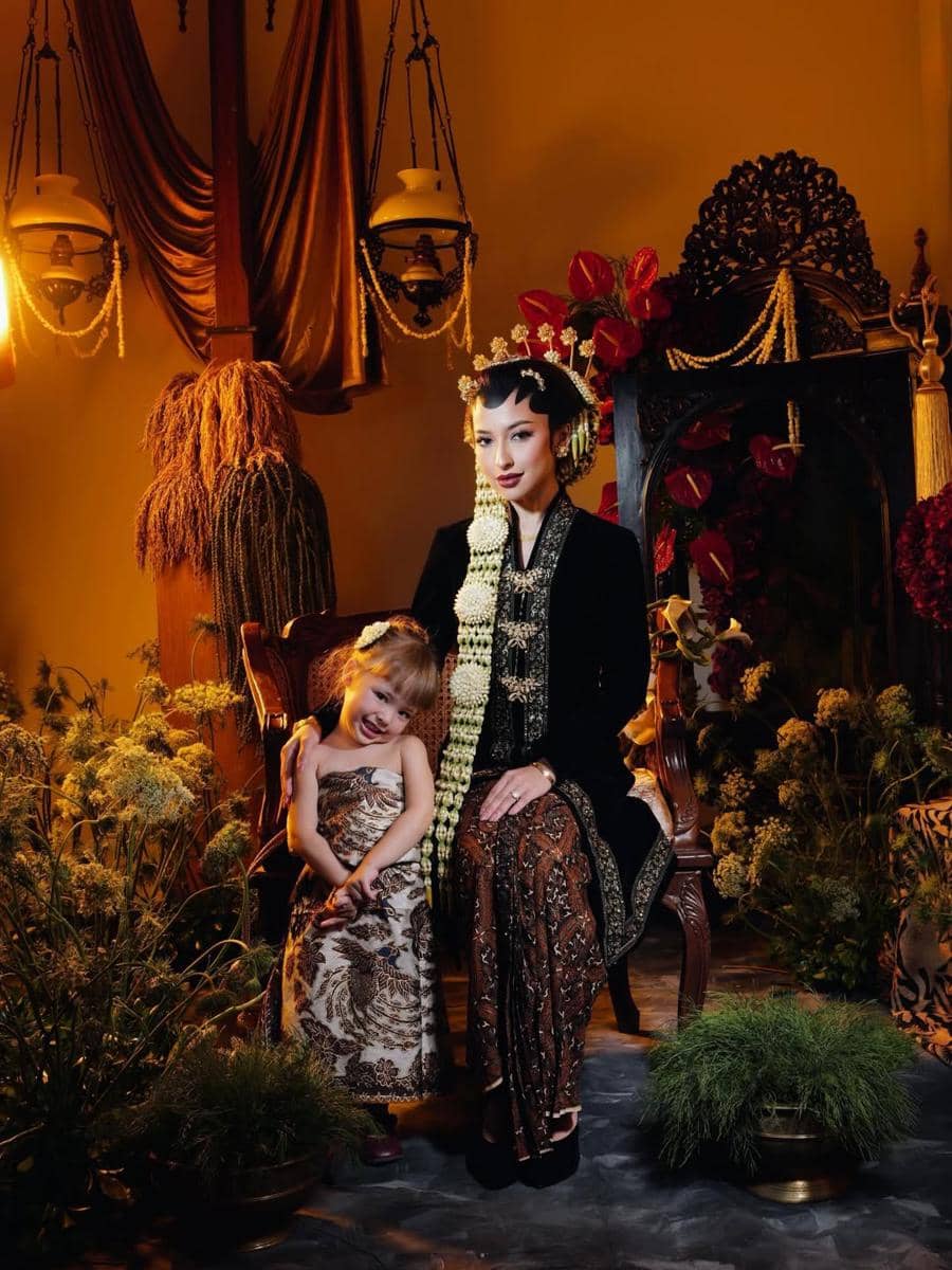 Inspirasi Foto Ibu-Anak dalam Adat Jawa ala Jennifer Coppen (instagram.com/jennifercoppenreal20)