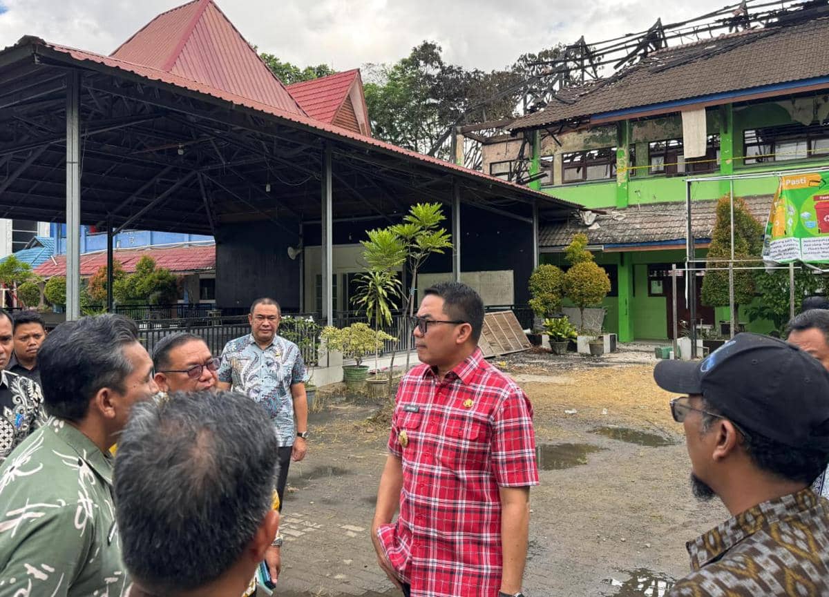 Wali Kota Samarinda Andi Harun memantau lokasi kebakaran di SMPN 2 Samarinda.