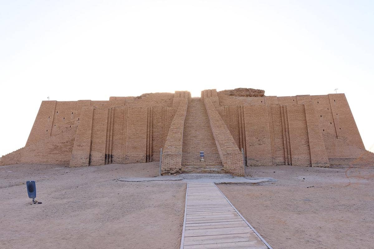potret akses tangga Ziggurat Ur