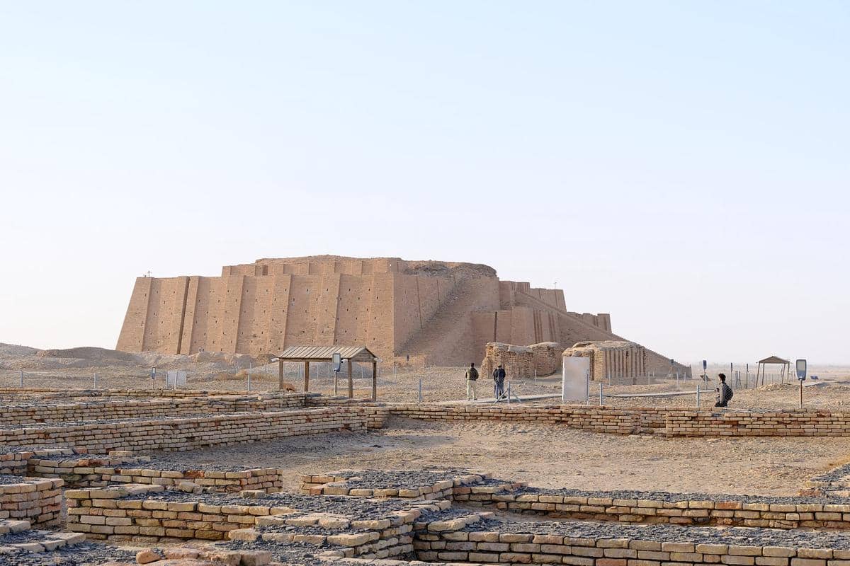Pemandangan Ziggurat Ur dari kejauhan.